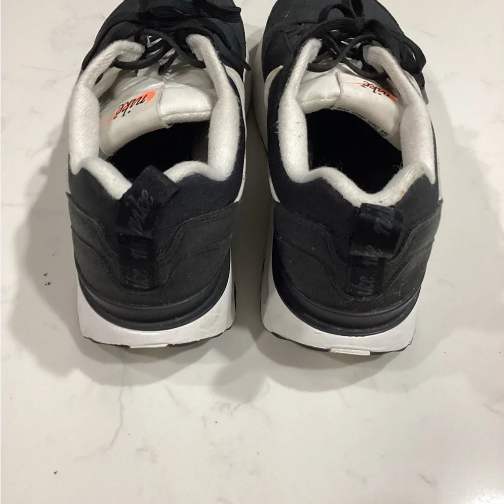 Nike Black and White Athletic Shoes Sleek Design
